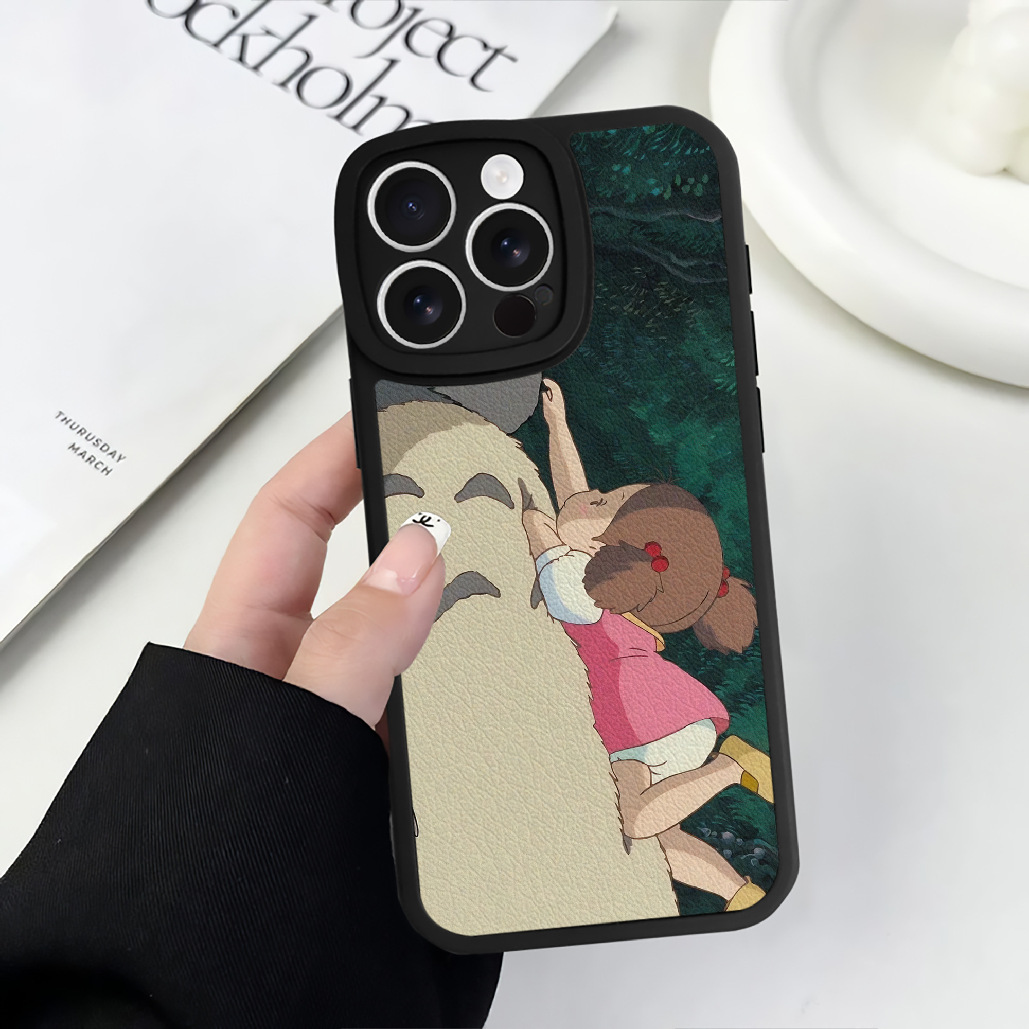 （画像用） となりのトトロ 草壁メイ 草壁サツキ My Neighbor Totoro Satsuki Kusakabe Mei Kusakabe 【iPhone 16シリーズ対応】シリコンスマホケース（レザー調） 材質：シリコン